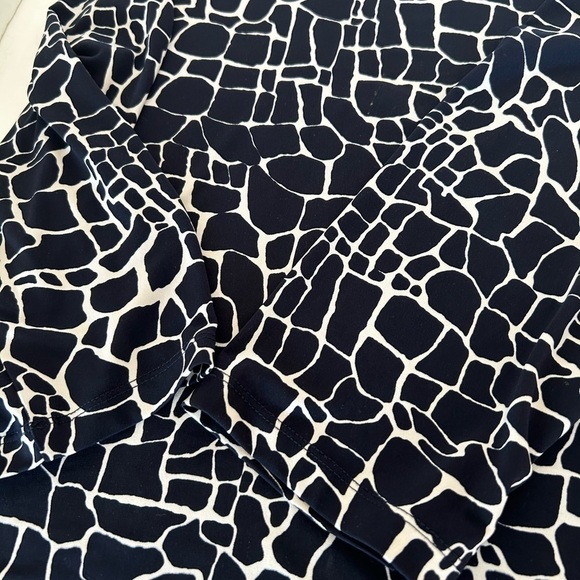 NWOT Susan Graver Navy and White Liquid Knit Top - Picture 4 of 6